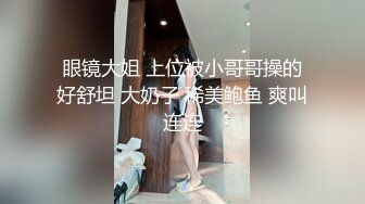 两01年萝莉萌妹双飞，一人一套连体网袜，帮忙抬腿看着姐妹被操