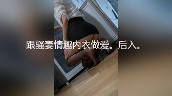 居家人妻黑丝露脸真实性爱实录，给小哥的大鸡巴舔硬，激情上位套都没有带，各种体位抽插射在肚子上自慰逼逼