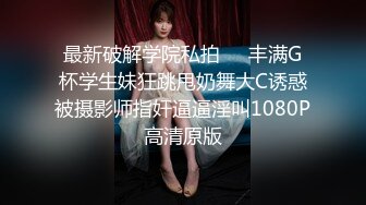 高颜值美乳妹子【脱罩罩】露奶跳蛋自慰，张开双腿拉扯跳蛋呻吟非常诱人，很是诱惑喜欢不要错过!