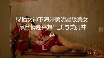 抄底肥臀牛仔衣学妹，天太暗了，但还是能看清她的小黑逼