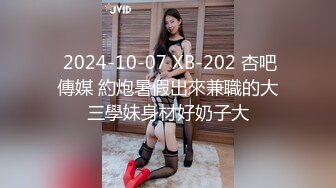 这样的女人哪个男人能操得了，逼里塞两个生鸡巴，最大号茄子和电动棒自慰！