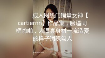 年轻学姐客厅深喉大屌，蹲下卖力口，展现完美口技