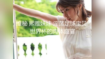  长相超清纯兔牙邻家妹妹，在家无聊全裸诱惑，翘起圆润美臀扭动