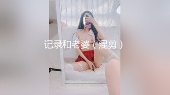 爱女友有点害羞，但还是对着镜头比耶