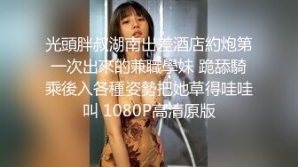 服装店老板娘刚伺候完买衣服的小姐姐自己跑试衣间里骚，全裸露脸揉捏奶子跳弹塞骚逼里自慰，听狼友指挥