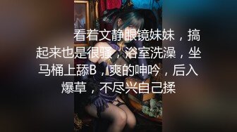 年纪轻轻的小少妇露脸在家玩直播，开档黑丝情趣坐插道具，淫声浪语不断，看这大奶子好像生过孩子，老司机来鉴定