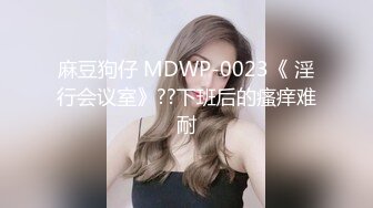    上面在玩吃鸡下面美女吃JB ，极品美女趴在桌子下交 ，吸吮大屌用脚磨蹭小穴 ，顶级蜜桃臀