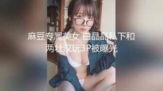 极品反差婊 香港苗条眼镜御姐与男友家中性爱自拍，桌下吃吊吞鸟，女上位主动求艹 (1)