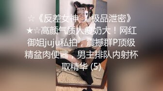 潜入办公楼偷拍漂亮的长发美女同事