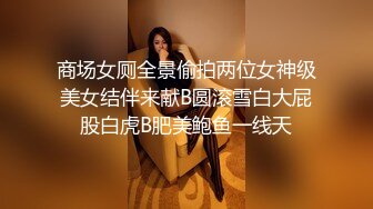 冒死爬窗偷拍房东的两个女儿放假回来洗澡