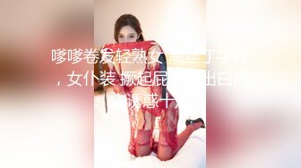 漂亮骨感新娘子户外拍婚纱照，摄影师真坏，拍着拍着就把摄影机抬高，新娘的两点全漏光了！