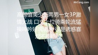 高颜值美少妇两男一女3P激情大战 口交上位骑乘轮流猛操呻吟娇喘诱人 很是诱惑喜欢不要错过!