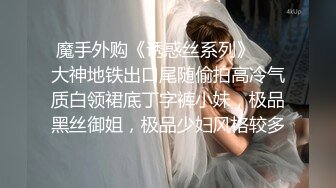 冒死爬墙偷拍水上乐园刚出来换衣服的小美女