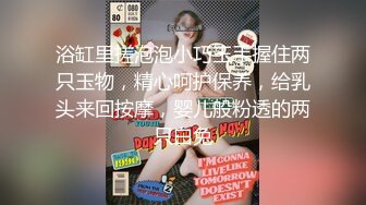 牛仔短裤贫乳新人美女和炮友两场啪啪，特写深喉口交掰穴舔逼，干起来特别爽拨开裤子插入，上位骑乘后入猛操