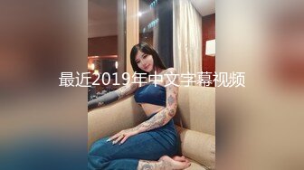 大奶美女 晃动着大屁屁被大肉棒无套输出 拔枪射了一屁股 射的真多