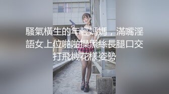 长相清纯扎着两个辫子萌妹啪啪，换上可爱情趣装骑乘猛操