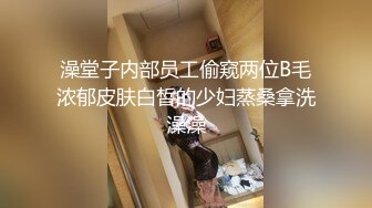 喜欢打野战的小美女公厕门口和男友开战了