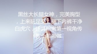 新来的气质眼睛小少妇露脸深夜陪狼友发骚诱惑，性感的睡衣漏着骚奶子跟狼友撩骚互动听指挥，道具抽插冒白浆