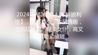 把摄像头藏在鞋子上站在试衣间门缝旁偷拍妹子换衣服