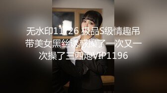 美女闹市区脱了衣服，露出性感的白皙酮体，谁也拦不住，警察也不行！