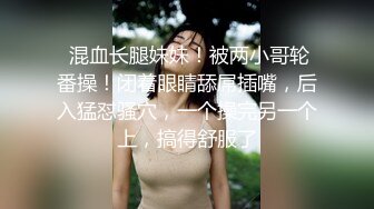 【新片速遞】小伙酒店约来两个妹子本想双飞，一个妹子不太行，留下婴儿肥漂亮妹子，翘起美臀跪着舔屌 ，扶着桌子站立后入 ，激情爆插猛操