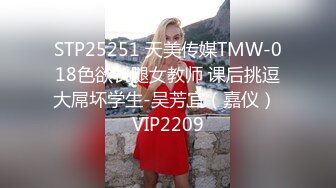 牛仔短裙妹子，沙发上操撩起裙子摸逼，翘起屁股后入抬起双腿抽插猛操