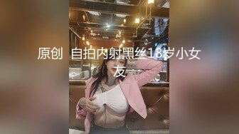 【新片速遞】 【调教小女友】苗条贫乳粉嫩小姐姐 ，乳夹项圈自舔手指 ，无毛超嫩粉穴 ，骑在上位 ，大屌抽插屁股爆操