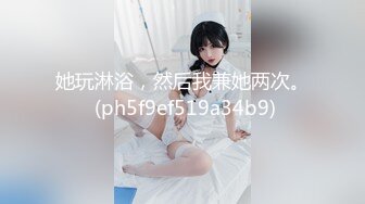 【新片速遞】 镜头前喊爸爸的骚女人全程露脸激情大秀，揉奶玩逼疯狂道具抽插，表情狰狞好骚，搞的逼逼流了好多水浪叫不止