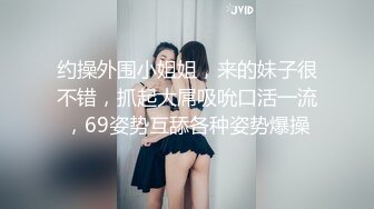 专找老阿姨完两个小哥特殊爱好，3P大战骚熟女，一人扣逼一人插嘴，翘起屁股后入前后夹击