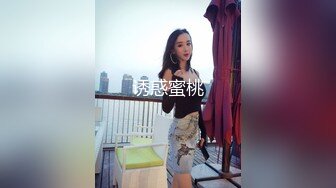 美容院的骚逼技师露脸偷偷的玩耍，给顾客服务期间自己跑到另外的屋子里诱惑狼友全裸露奶子自己抠逼浪荡呻吟