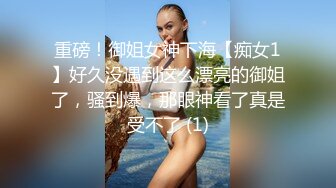 大B哥探花之约了个赚外快的人妻少妇，玩的开很配合直接在沙发上搞，小心的舔鸡巴，各种体位抽插后入干射