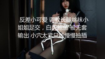  小伙子约了个妈妈，53岁芳龄，吃完晚饭楼下接她车震，倒挺有味道，阿姨一点不害羞，放的开玩的爽！