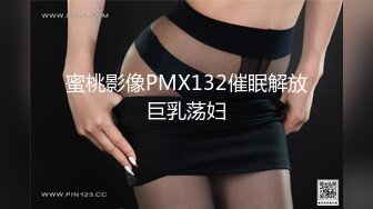 针织厂女厕绿衣短裤黑高跟美艳少妇,圆润的白臀和洞开肥鲍迷死人