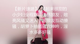 豹纹小少妇露脸精彩演绎，房间里好几哥