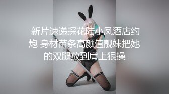 诱人的风骚少妇黑丝露脸让小哥在厨房里草，深喉口交大鸡巴，让小哥按在窗边爆草抽插，干的好深浪叫呻吟不止