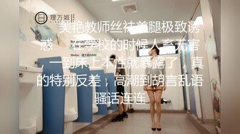  极品圆润美臀小少妇居家夫妻啪啪，跪着按头深喉插嘴，开档黑丝翘起大屁股后入