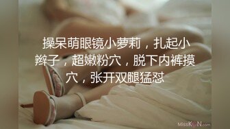 美容院偷拍年轻美女做逼逼脱毛手术，女技师往阴唇涂蜡疼得妹子嗷嗷叫