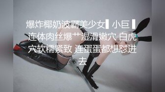 地铁TP穿低领上衣低头只顾玩手机的美眉大奶子