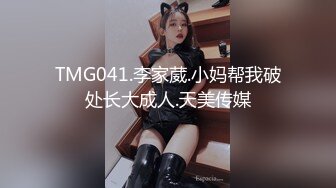 【闺蜜双女】3女玩1男室内玩的不够爽再户外，深夜路边口交车后座翘屁股后入，扶着屁股快速抽插