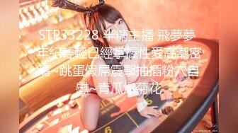 【新片速遞】 淫荡小骚货【小洛宝】颜值美少女，摆着骚穴很想被操，黑白丝袜足交，翘起屁股后入一脸享受