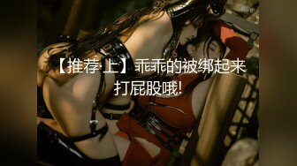 【新片速遞】 小吃街抄底白色连衣裙的漂亮美女 竟然没穿内裤❤️粉嫩的鲍鱼还残留着白色的液体 难道是刚刚被操过？