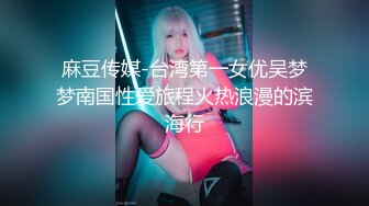 御姐范黑丝轻熟女很有味道，被胖男推到就开始操逼