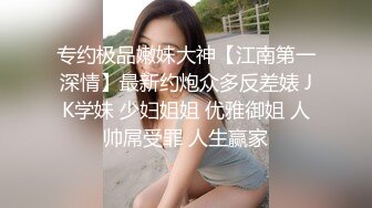  眼镜骚熟女3P大战，两根屌轮流吃，骑乘边操边插嘴，后入猛怼小骚货，骑脸舔骚B，太骚了