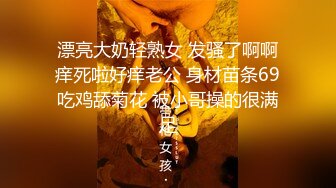 两个妹子脱光衣服练习完模特步就被眼镜小哥双飞