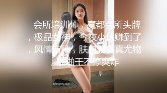 牛仔裤女神，难得露脸，细腰美腿半脱下裤子，手指扣穴水声哗哗，穿上吊带黑丝袜，低低呻吟更是诱惑