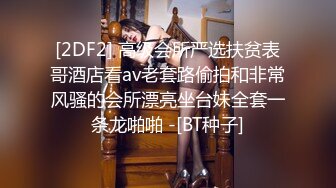 厕拍妹子想拍脸被发现,妹子质问是谁啊，遂溜溜门口等候跟到公交站拍脸