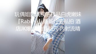 黑客破解家庭网络摄像头精选眼镜哥和媳妇在客厅自拍不是想发朋友圈吧？