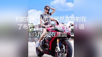 中性打扮短发酷酷美女，S型翘起好身材，没穿内裤掰穴特写，坐在椅子上玻璃黄瓜抽插，进进出出闭着眼睛享受