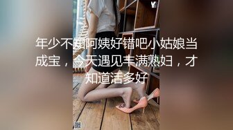  大奶子女同姐妹花的诱惑，全程露脸酒店水床上玩耍，揉奶舔逼带着假鸡巴的姐姐安耐不住要草她