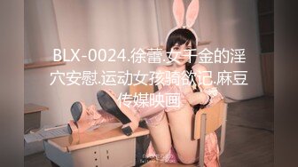 苗条贫乳美少妇，酒店里面被推倒无套啪啪后入操逼